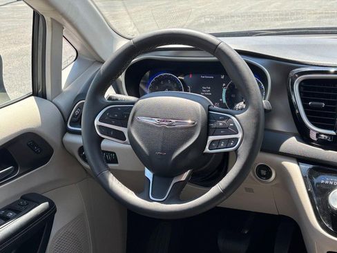 Used 2023 Chrysler Pacifica Touring-L FWD image 13