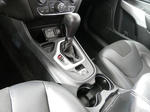 Used 2018 Jeep Cherokee Latitude Plus w/ Cold Weather Group image 24