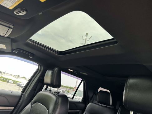 Used 2018 Ford Explorer XLT w/ Equipment Group 202A AWD/4WD image 8