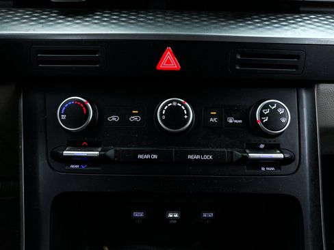 Certified 2024 Kia Carnival LX image 22