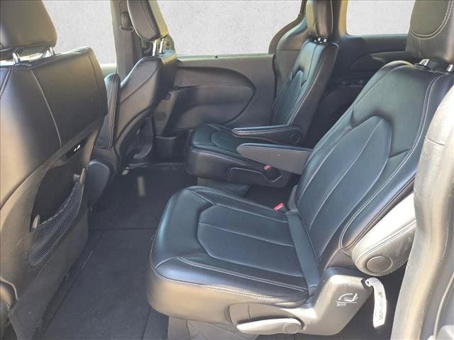 Used 2025 Chrysler Pacifica Select FWD image 16