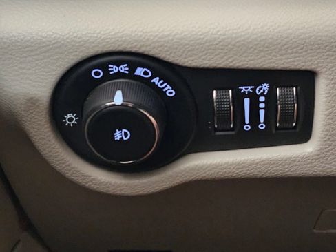 Used 2024 Chrysler Pacifica Limited FWD image 16