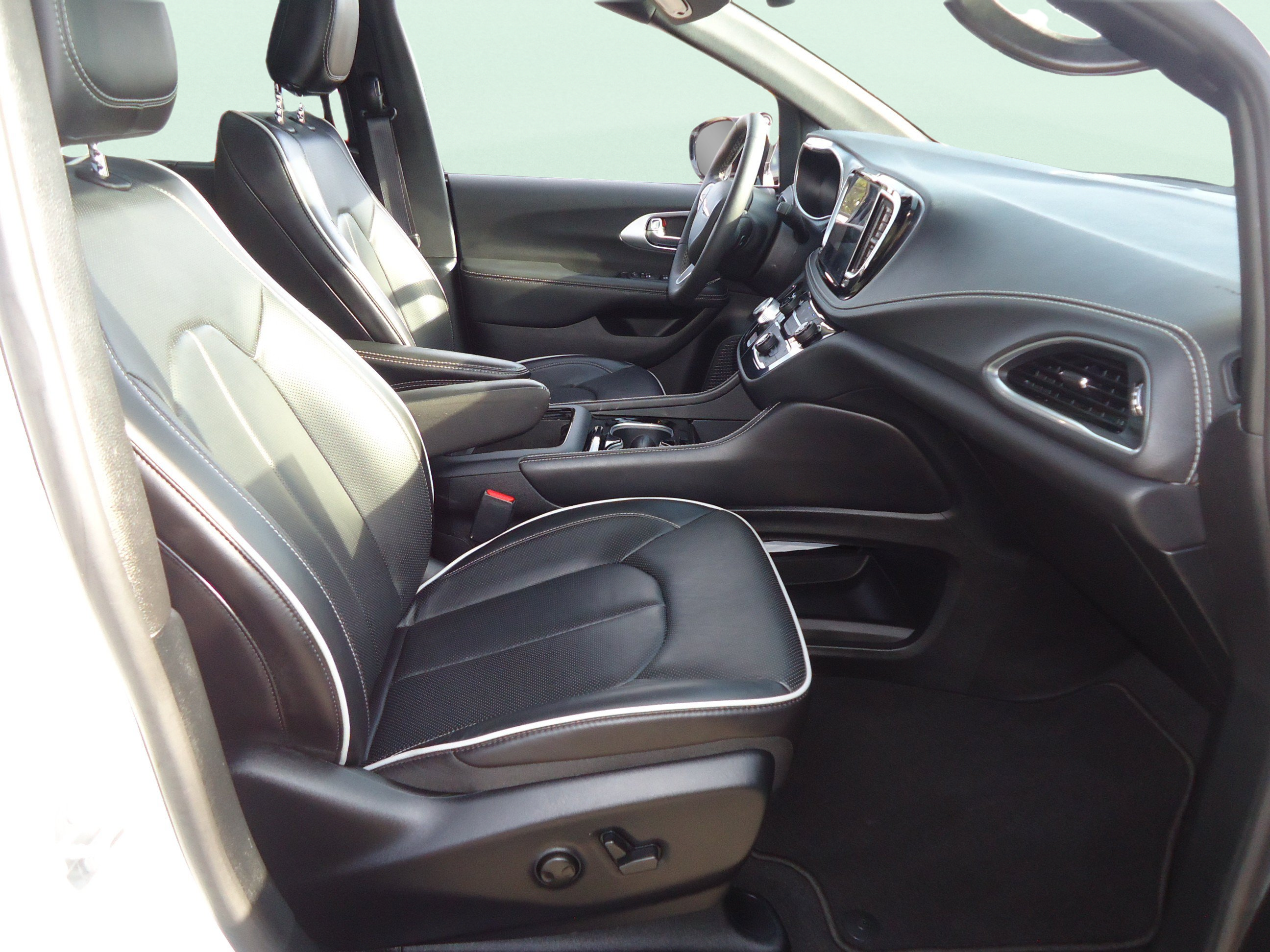 Used 2026 Chrysler Pacifica Limited FWD image 24