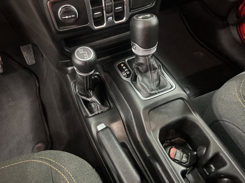 Used 2025 Jeep Wrangler Sahara image 16