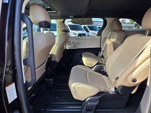 Used 2021 Toyota Sienna XLE image 20