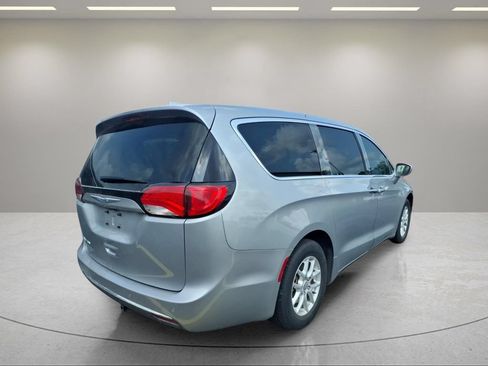 Used 2020 Chrysler Pacifica Touring w/ Cold Weather Group FWD image 3