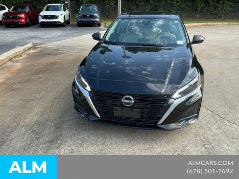 Used 2025 Nissan Altima 2.5 SV FWD image 2