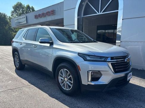 Used 2022 Chevrolet Traverse LT image 2