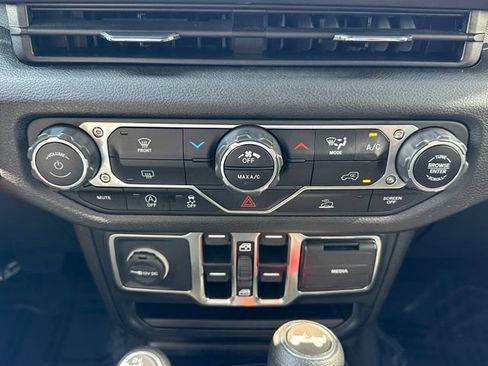 Used 2024 Jeep Wrangler Unlimited Sport AWD/4WD image 39