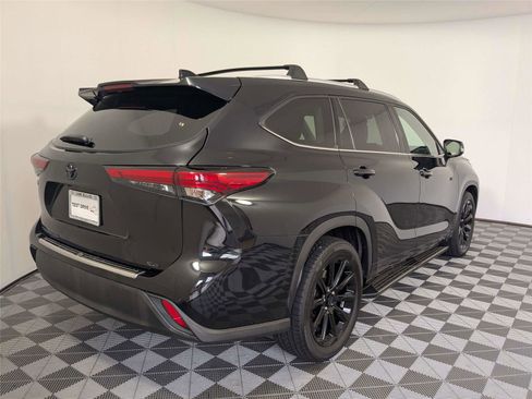 Used 2022 Toyota Highlander XLE FWD image 5
