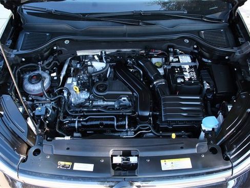 Certified 2025 Volkswagen Taos SEL image 18