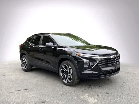 Used 2025 Chevrolet Trax RS image 2