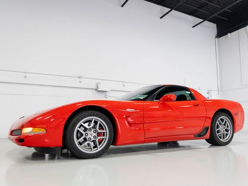 Used 2002 Chevrolet Corvette Z06 w/ Memory Pkg image 2