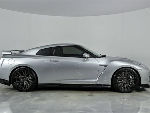Used 2020 Nissan GT-R Premium AWD/4WD image 14