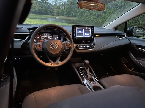 Used 2021 Toyota Corolla LE image 12