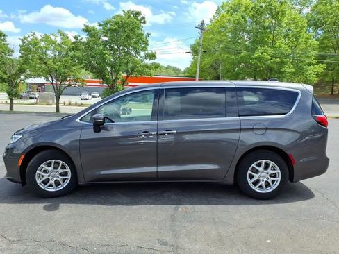 Used 2023 Chrysler Pacifica Touring-L FWD image 24