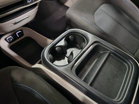Used 2021 Chrysler Pacifica Touring FWD image 39
