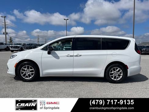 Used 2024 Chrysler Pacifica Touring-L FWD image 4