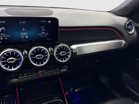 Used 2020 Mercedes-Benz GLB 250 4MATIC w/ Premium Package image 24