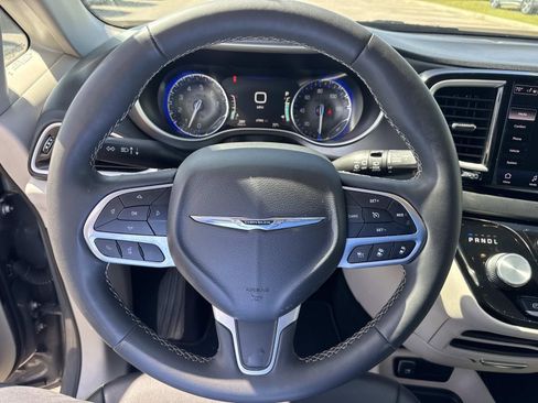 Used 2023 Chrysler Pacifica Touring-L FWD image 23