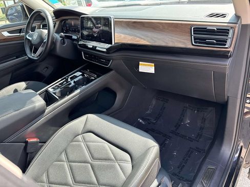Used 2025 Volkswagen Atlas SE FWD image 13