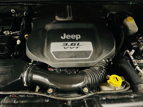 Used 2012 Jeep Wrangler Unlimited Sahara image 22