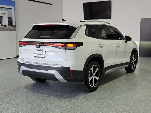 New 2026 Volkswagen Tiguan SE FWD image 9
