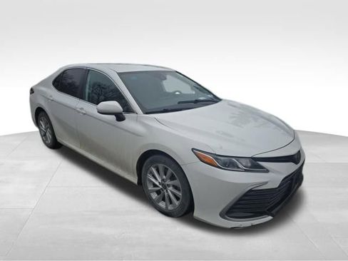 Used 2021 Toyota Camry LE image 8