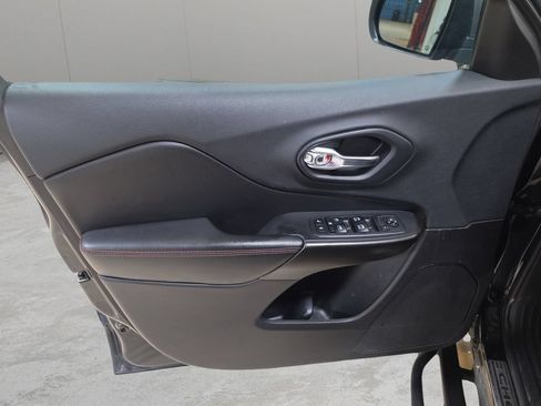 Used 2019 Jeep Cherokee Trailhawk AWD/4WD image 13