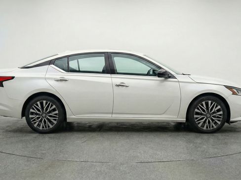 Used 2025 Nissan Altima 2.5 SV image 9