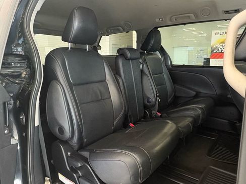 Used 2015 Toyota Sienna SE w/ SE Preferred Package FWD image 24