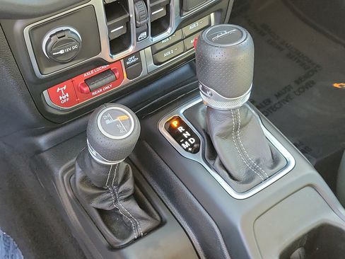 Used 2025 Jeep Gladiator Mojave w/ Convenience Group AWD/4WD image 28