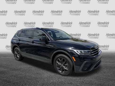 Used 2024 Volkswagen Tiguan SE w/ Panoramic Sunroof Package image 40