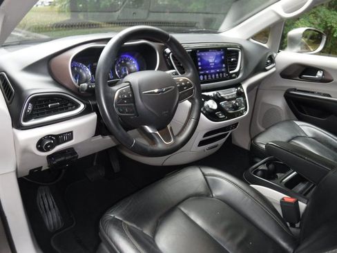 Used 2017 Chrysler Pacifica Touring-L image 12