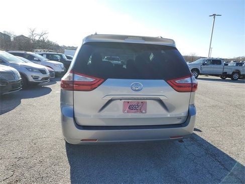 Used 2015 Toyota Sienna LE image 5