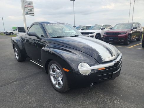 Used 2005 Chevrolet SSR w/ Preferred Equipment Group image 1