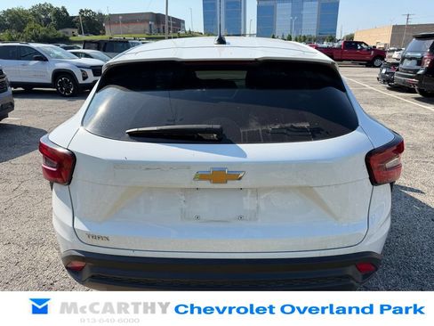 Used 2024 Chevrolet Trax LS w/ LS Convenience Package FWD image 4
