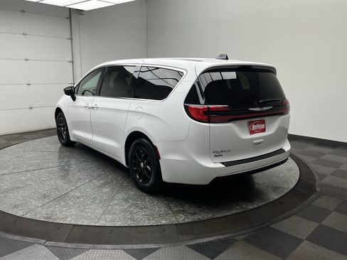 Used 2025 Chrysler Pacifica Select image 2