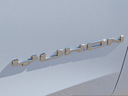Used 2023 GMC Yukon SLT w/ SLT Premium Package AWD/4WD image 17