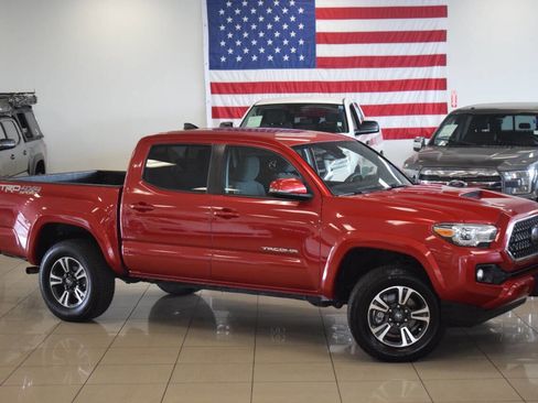 Used 2018 Toyota Tacoma TRD Sport w/ Technology Package image 2