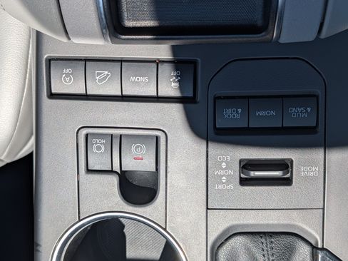 Used 2021 Toyota Highlander XLE AWD/4WD image 28