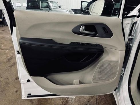 Used 2024 Chrysler Pacifica Touring-L image 13