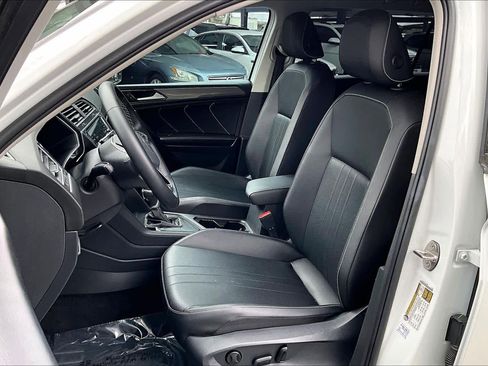 Certified 2022 Volkswagen Tiguan SE image 9
