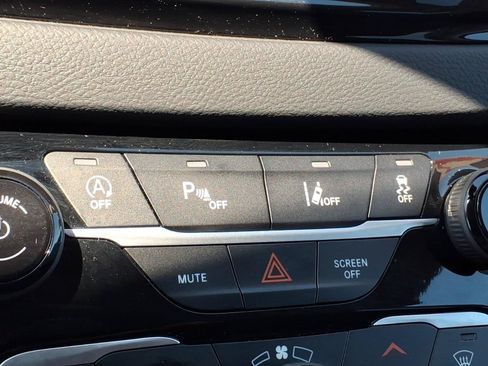 Used 2024 Chrysler Pacifica Touring-L FWD image 18