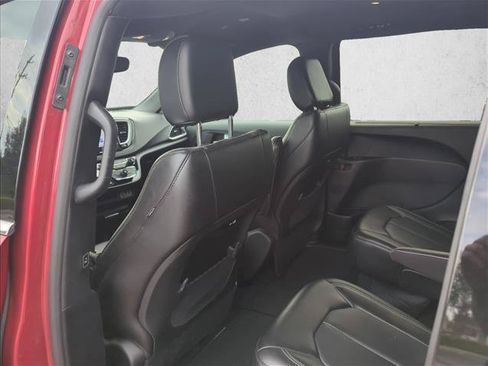 Used 2025 Chrysler Pacifica Select FWD image 18