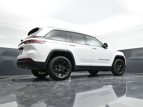 Used 2025 Jeep Grand Cherokee Altitude AWD/4WD image 53