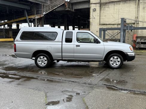 Used 2000 Nissan Frontier XE image 10