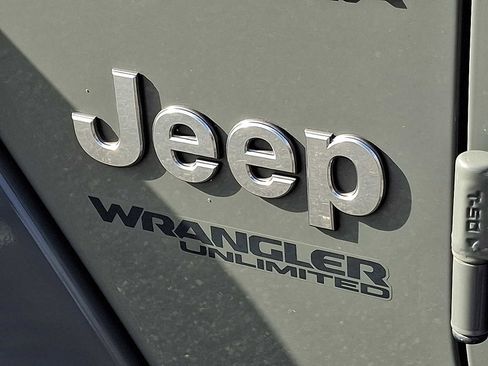 Used 2018 Jeep Wrangler Unlimited Sahara image 27