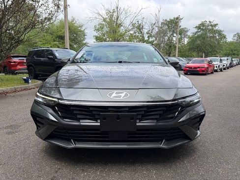 Used 2025 Hyundai Elantra SEL image 2