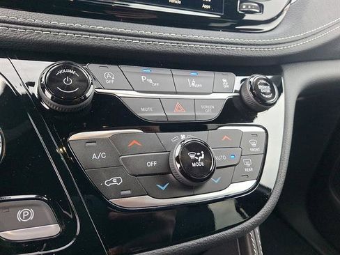 New 2026 Chrysler Pacifica Limited image 13